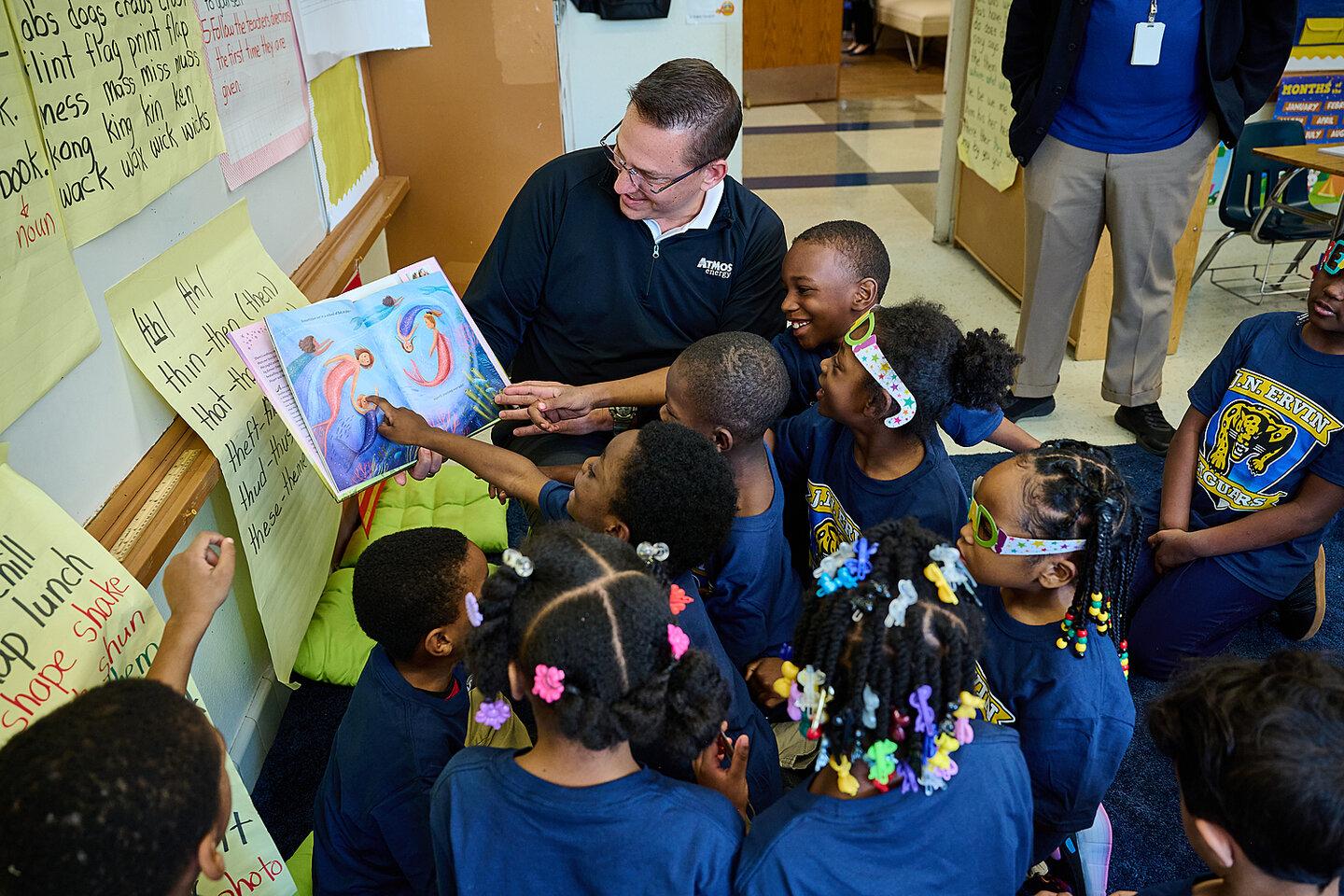 Atmos Energy Reads to Students for United Way Reading Day